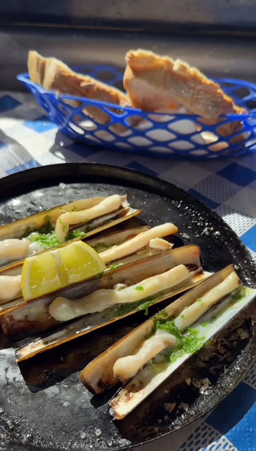 Navajas with lemon and green mojo