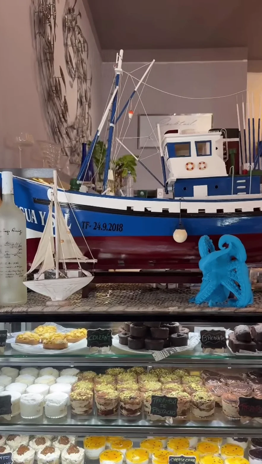 Dessert counter under the Agua y Sal boat display